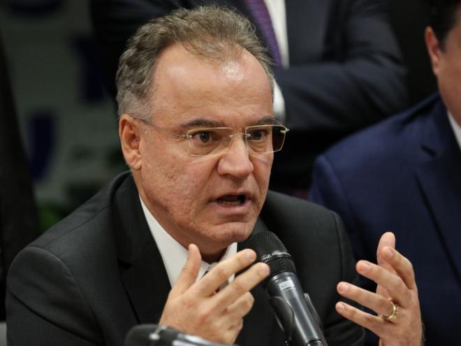 O relator também não concordou com a proposta do governo de extrair do texto constitucional a aposentadoria por idade