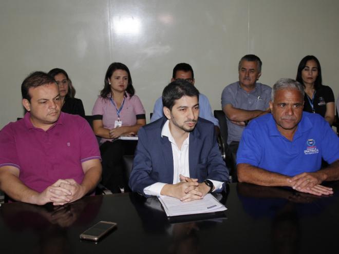 O presidente da Câmara de Ipatinga, Jadson Heleno, o diretor da Copasa, Frederico Delfino e o prefeito Nardyello Rocha. Ao fundo, parte do secretariado  
