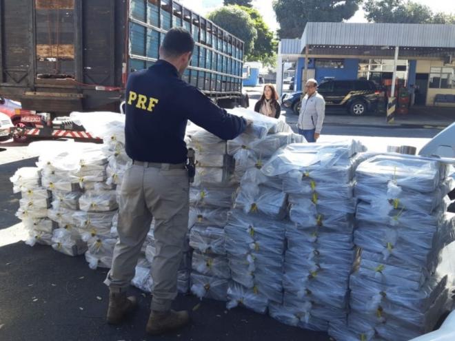 Conforme a PRF, a droga apreendida somou 1.226,8 quilos de maconha