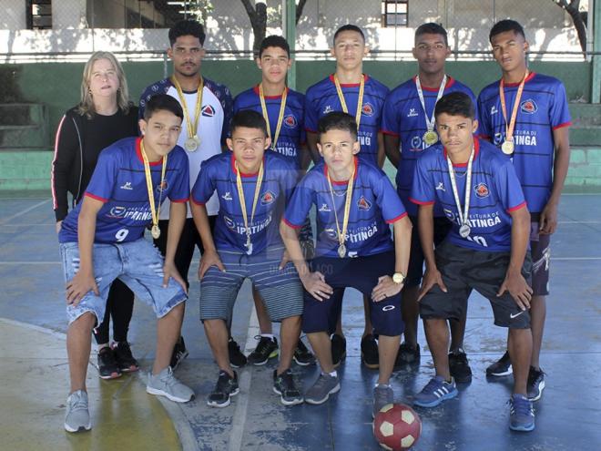 Entrosada, equipe de futsal do Laura Xavier se diverte em quadra e celebra união 