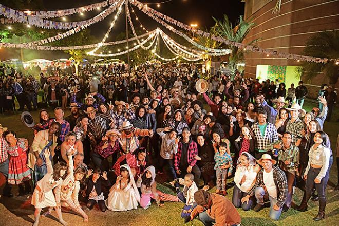 Organizadores, entidades parceiras e o público, em foto histórica