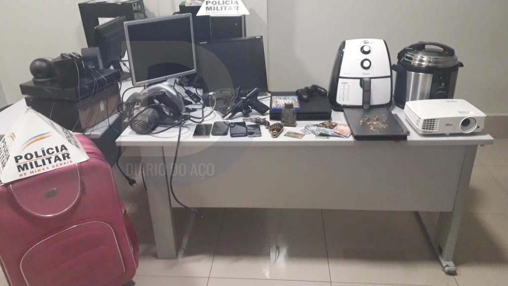 Investigados como autores de roubo a mão armada e cárcere privado de mulheres em Ipatinga estavam na posse dos bens roubados 