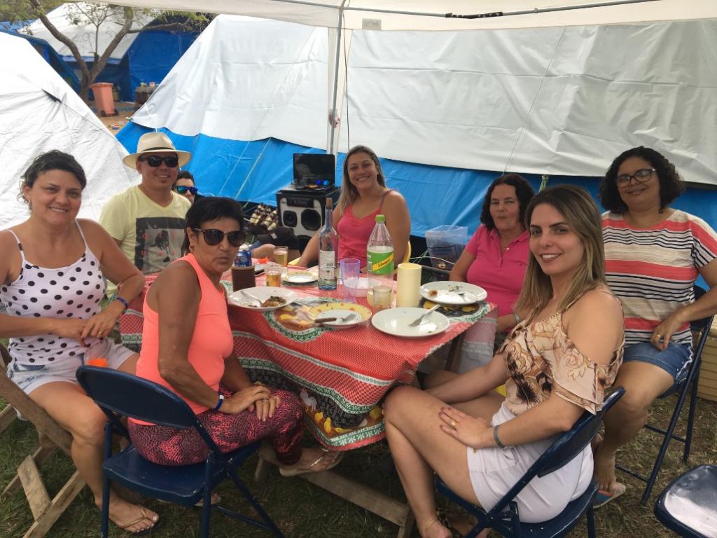 Entre barracas e muita diversão, familiares e amigos compõem o cenário do encontro