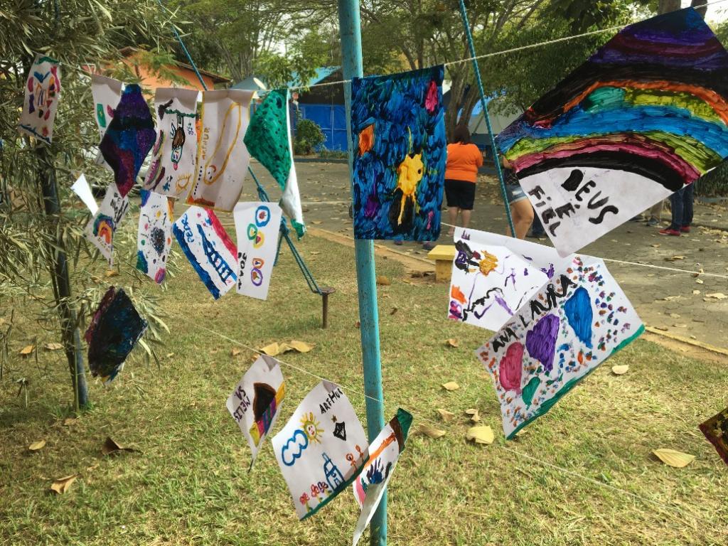 Pinturas feitas por crianças enfeitam a área de camping
