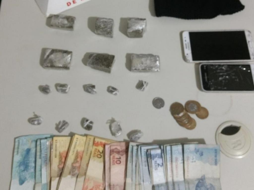 Dupla abordada pela PM na BR-458 alega que comprou maconha em Iapu para revender em Ipatinga 