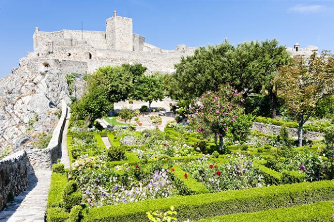 Aqueles que estão planejando suas férias em família vão amar Alentejo, uma região com castelos, rodeados de muito verde que vão despertar a imaginação dos pequenos e dos adultos