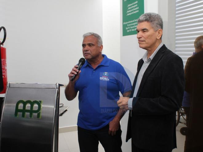 O prefeito de Ipatinga, Nardyello Rocha, parabenizou Elias e demais diretores pela inauguração