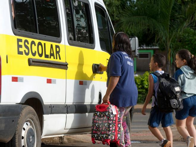 Responsáveis por transporte escolar precisam garantir segurança das crianças transportadas