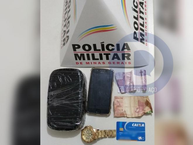 A barra de maconha foi apreendida com outros objetos que estavam com os adolescentes
