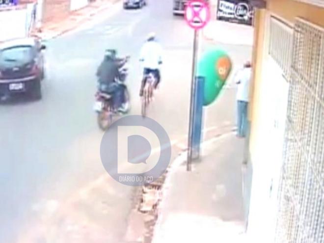 O momento que os autores surpreendem a vítima e é disparada a arma de fogo