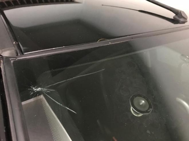 Pedrada trincou o para-brisas de motorista que foi atacado no trecho do contorno rodoviário da BR-381 em Timóteo 
