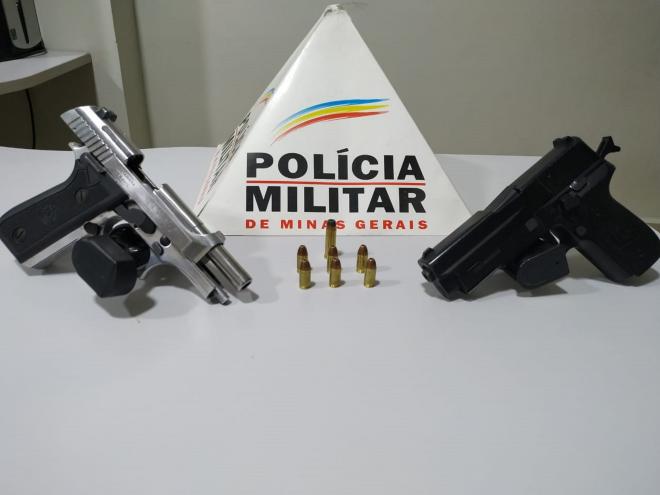 Além da pistola Taurus calibre 380, foram apreendidos cartuchos do mesmo calibre e uma réplica de pistola, os dois presos entraram em contradição sobre a posse do material 