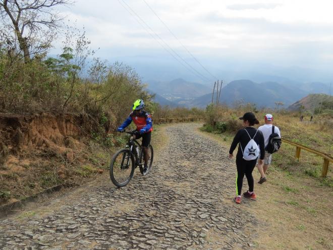 O percurso até o cume do pico pode ser feito a pé ou de bicicleta pelos participantes