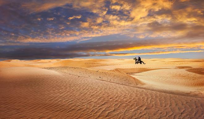 Em Douz, o turista conhece a porta do deserto”, com suas dunas e seu povo seminômade. Imperdível é dar um passeio de camelo pelas areias do deserto