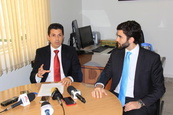 Os promotores, Rafael Pureza, e Guilherme de Castro, na sede do MP, no bairro Cariru