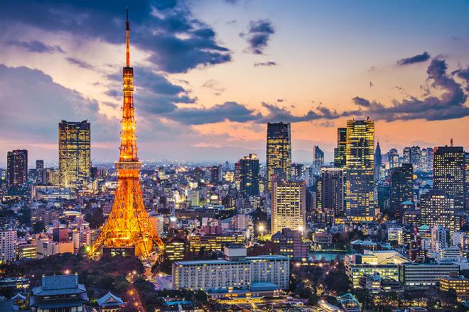 Tóquio, a capital do Japão, em uma foto noturna mostrando seus inúmeros arranha-céus, equipados com a mais alta tecnologia disponível