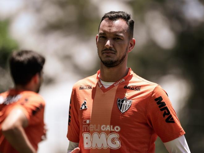 Zagueiro Réver volta ao time depois de ter cumprido suspensão na última rodada