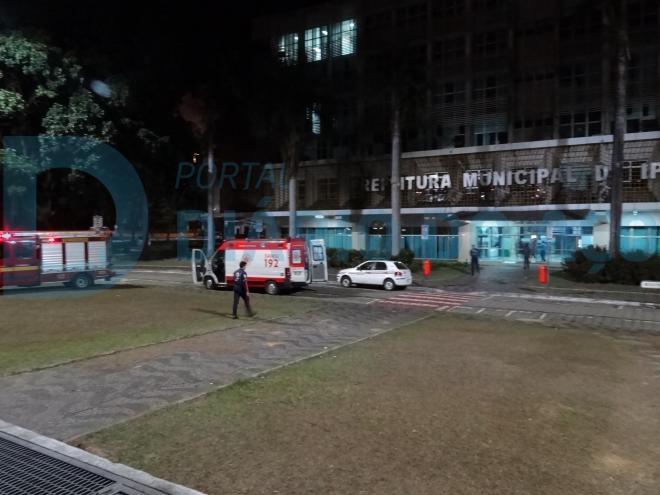  A entrada da Prefeitura de Ipatinga, pelo lado da Praça dos Três Poderes, foi isolada para o trabalho dos policiais