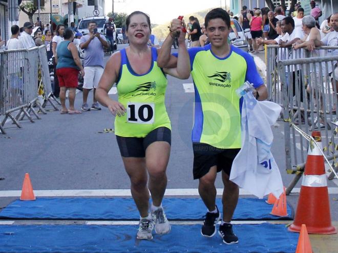 Ariana e seu sobrinho, Lucas, que foi seu companheiro durante parte de sua jornada nas corridas 