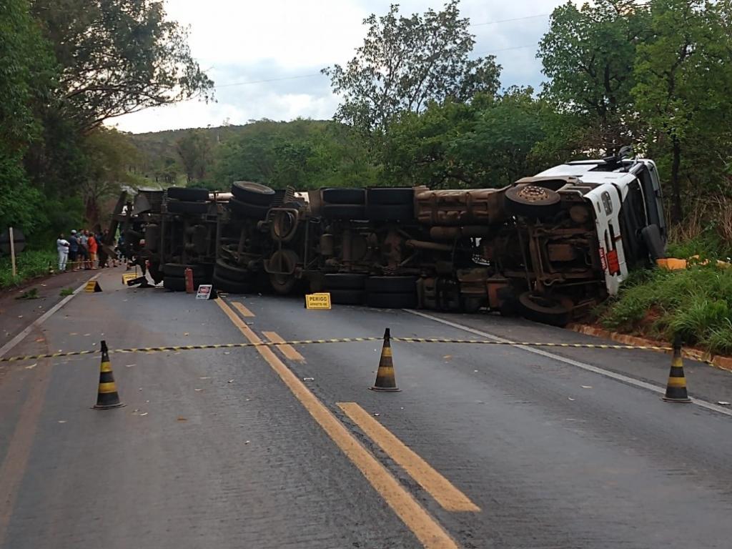 Carreta tombou na tarde de quarta-feira e ficou atravessada na rodovia - Foto: Divulgação PRF 