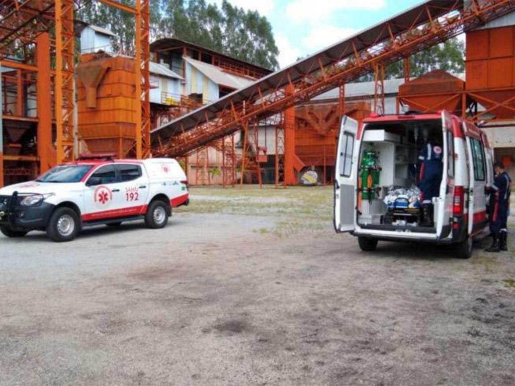 Equipes do Samu atuam na área do acidente, em Divinópolis 