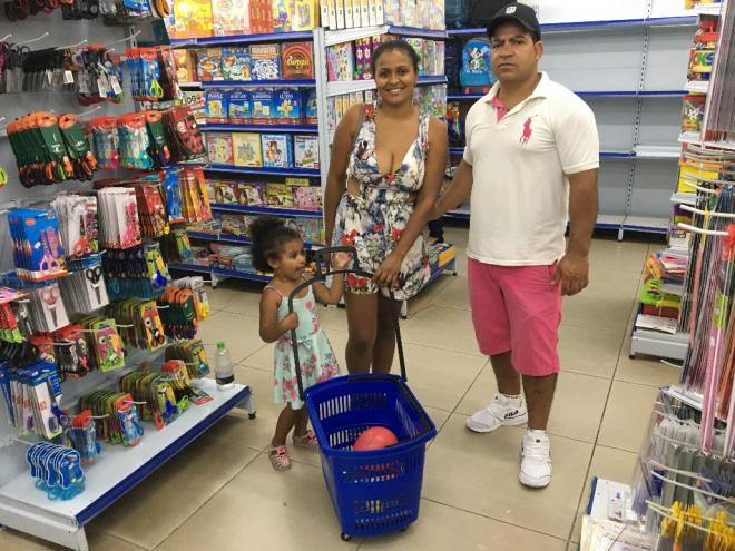Jaqueline e Joel Gonçalves foram às compras no Centro de Ipatinga