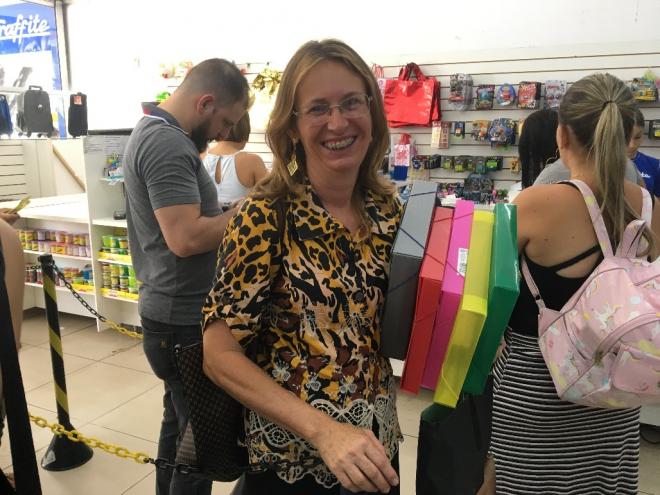 Andrea Martins aproveitou o ponto facultativo para comprar material 