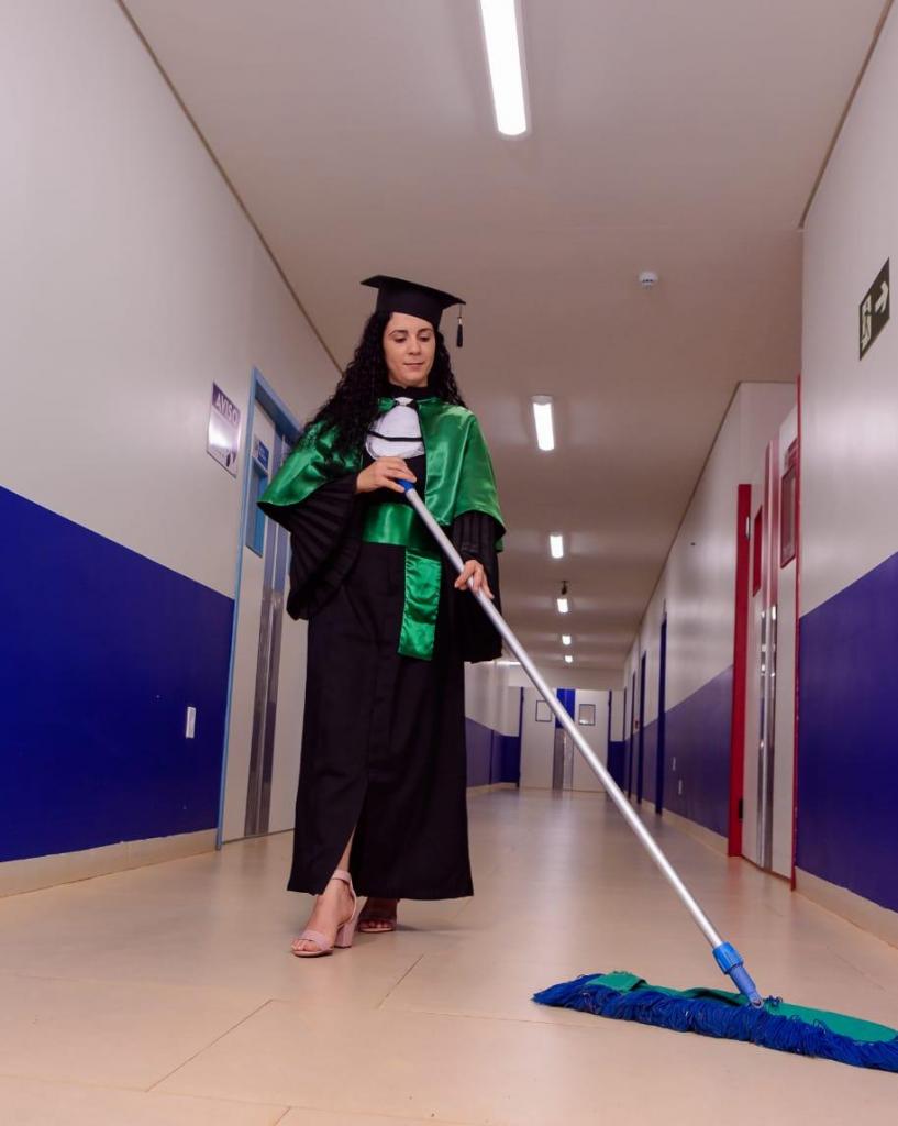 Orgulhosa do trabalho que desenvolve no Hospital de Jaru, Érica, curiosamente, fez as fotos da formatura dentro da unidade hospitalar, utilizando os próprios equipamentos que usa diariamente