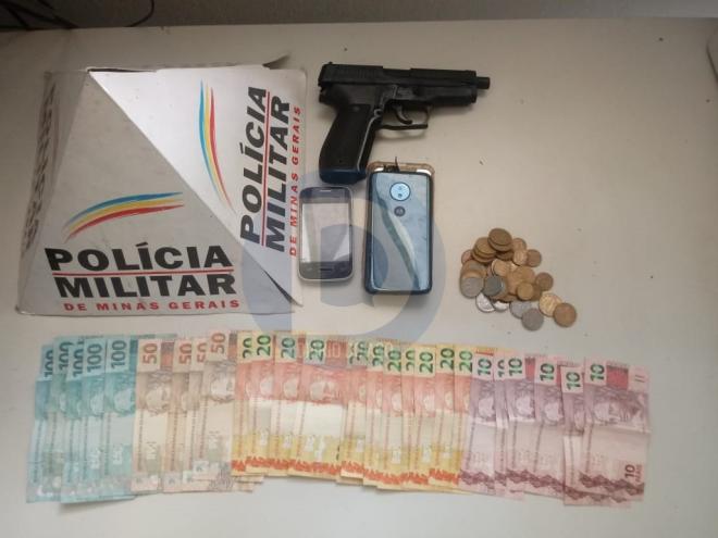 Dinheiro do motorista ainda estava no carro e foi recolhido, além disso, telefone danificado e réplica de arma de fogo usada para render o motorista 
