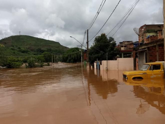 Estava assim, a mesma rua, no domingo, às 8h30 