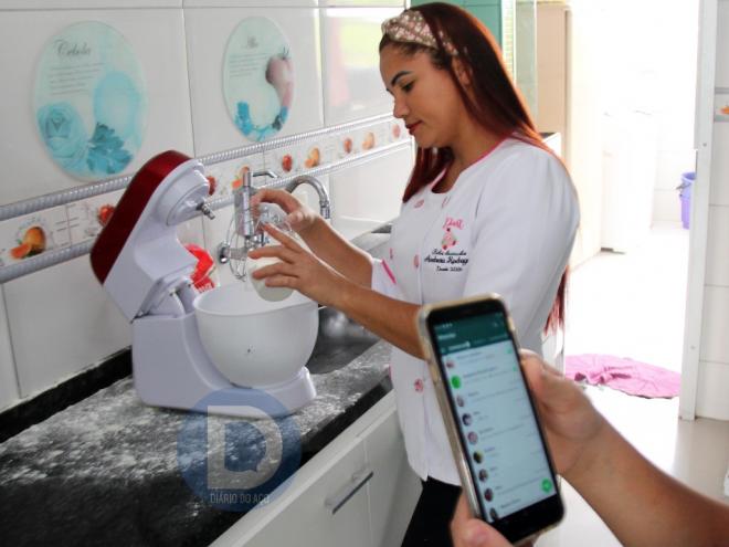Andreia Rodrigues faz uso de mídias sociais como o WhatsApp, que facilita a negociação e entrega de seus produtos 