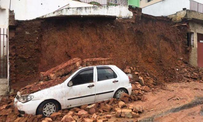 Mulher tinha acabado de estacionar o seu carro, em Caratinga, quando foi atingida por desabamento de muro 