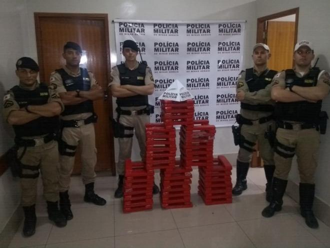 Policiais faziam patrulhamento por estrada de fábrica de colchões quando percebeu procedimento estranho de transbordo de carga em local ermo 