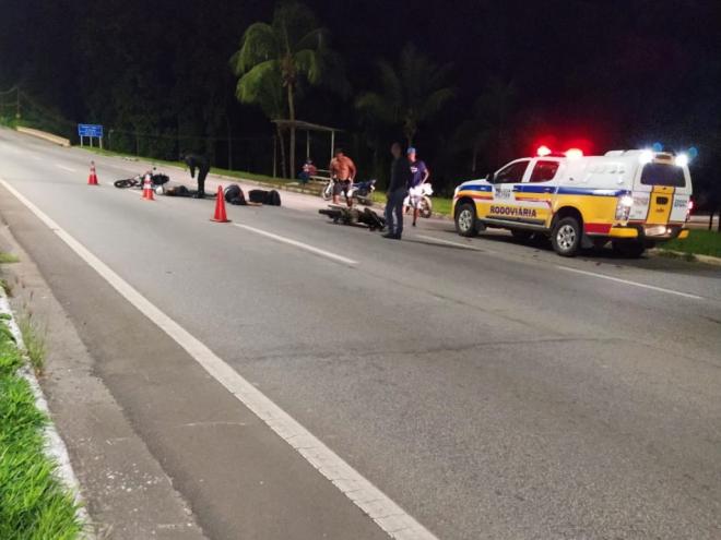 Motocicleta atingiu viatura ao sair de alça do bairro Iguaçu para a BR-381 e depois atingiu outra motocicleta que passava pela rodovia; dois motociclistas foram socorridos com vida 