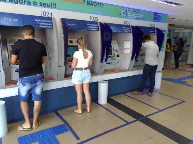 Por meio da internet, os usuários também podem fazer pagamento de contas, transferências financeiras, consulta de saldos e de extratos
