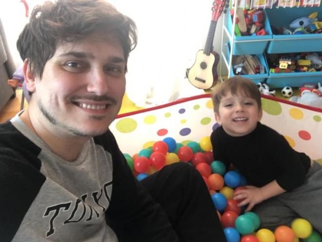 Felipe e Lucas se divertem como podem, revezando entre brincadeiras, danças e TV