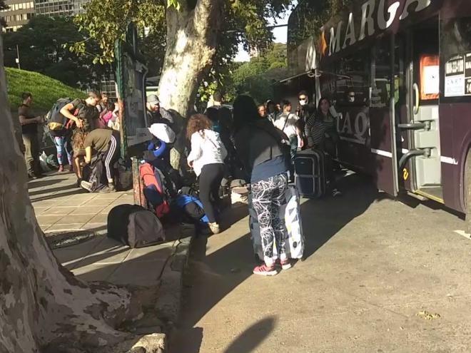 Desembarque na manhã desse domingo, em Buenos Aires: país austral já anunciou que quarentena pode ter fim em 13 de abril, mas fronteiras permanecerão fechadas a estrangeiros