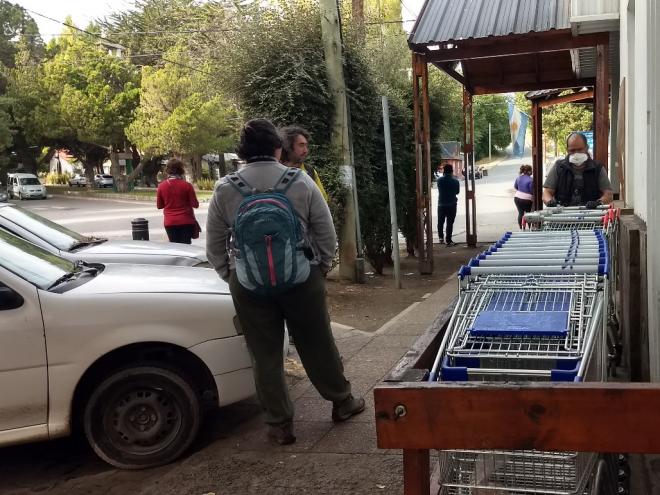 Fila em supermercado em El Calafate: fiscalização aumentou e estrangeiros que vão fazer compras precisam se identificar. 