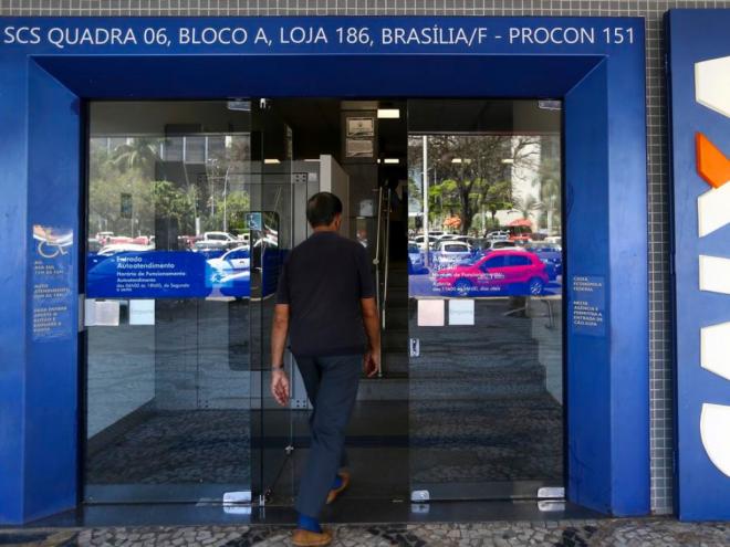 O banco informou que o fluxo de clientes está sendo controlado para manter distância de no mínimo um metro entre as pessoas