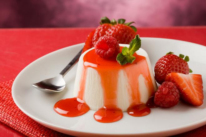 Pudim de Queijo Cottage fica delicioso servido com calda de frutas