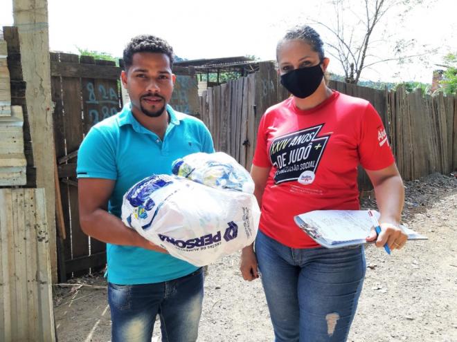 Responsáveis pelo projeto fizeram a distribuição mais de cem cestas para os alunos 