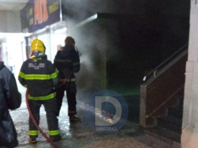 Os bombeiros gastaram cerca de 500 litros de água para apagar o incêndio