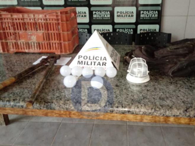 Os objetos apreendidos com o autor do furto na praça