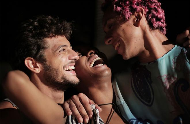 Uma cerveja e novas possibilidades de encontro, em Corpo Elétrico