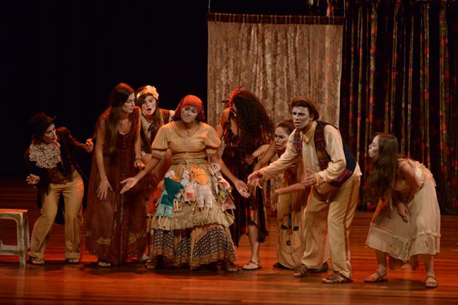 Alunos do Casa Laboratório criam e produzem montagens teatrais
