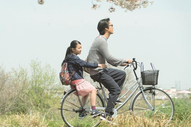 Tomo, uma garotinha de 11 anos, é acolhida por seu tio, Makio