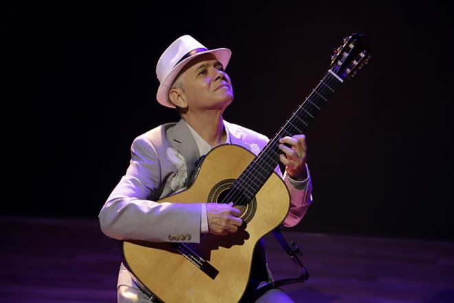 No palco, o cantante e brincante pernambucano Antonio Nóbrega