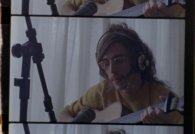 Tim Bernardes vai se apresentar ao estilo voz, violão e piano