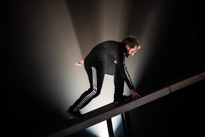 Na montagem, Gregório Duvivier revive a agonia do mito de Sísifo