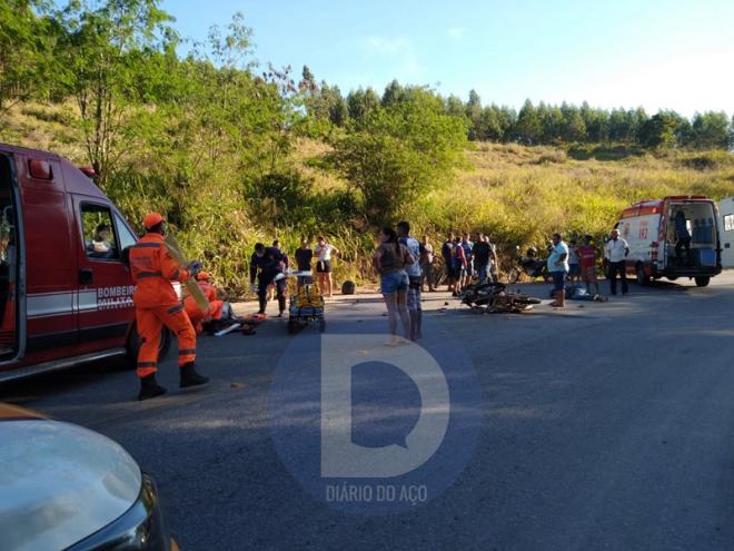 Os militares dos bombeiros e socorristas do Samu atenderam pai e filho feridos no acidente